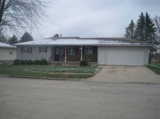 1202 Country Meadows Dr, Waverly, IA 50677