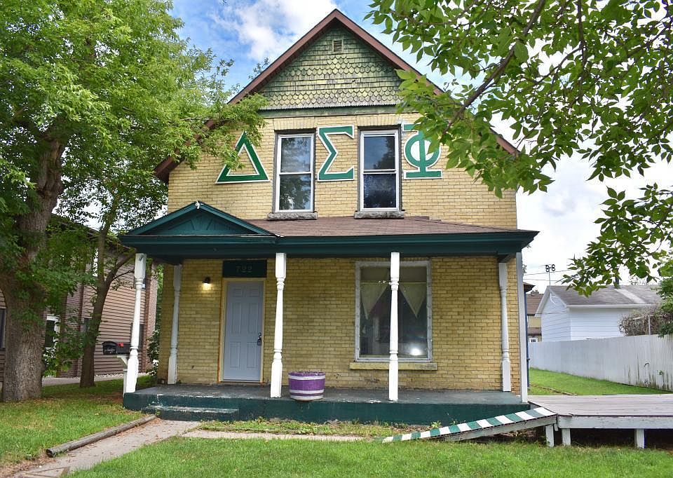 1st image of 722 8th Ave S