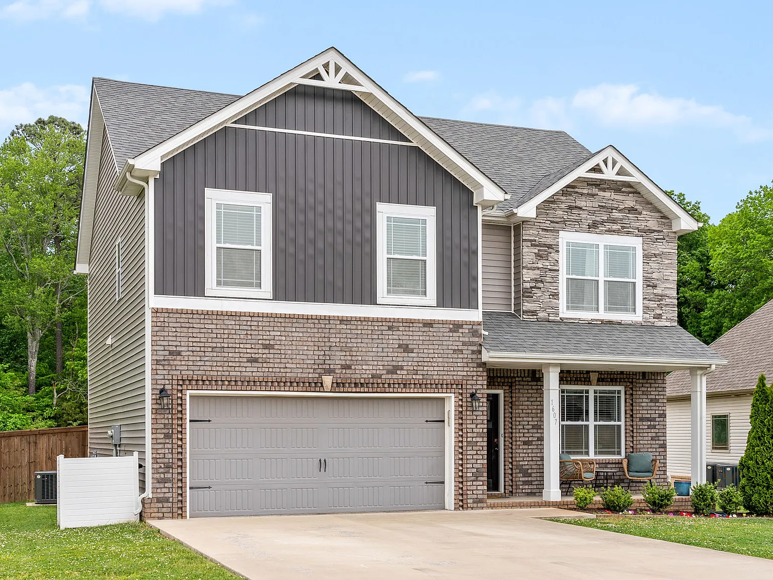 4 bed, 2.5 bath, 2214 sqft, $2,500 — Photo 2