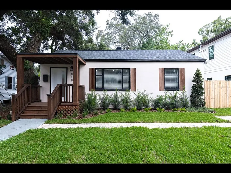 818 W Plymouth St — Photo 2