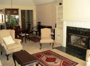 2 Bentwood Dr, Sturbridge, MA 01566