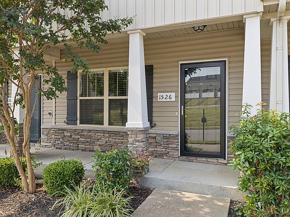 3rd image of 1526 Sprucedale Dr