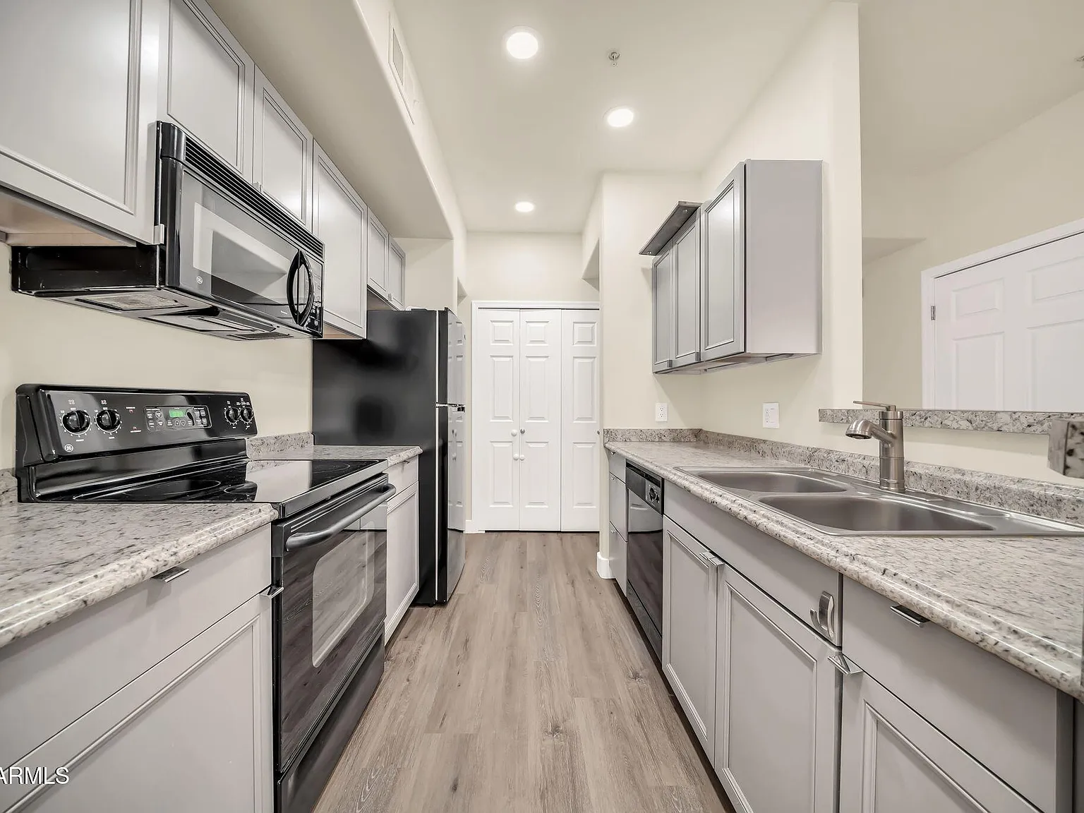 2 bed, 1.0 bath, 1071 sqft, $1,800 — Photo 2