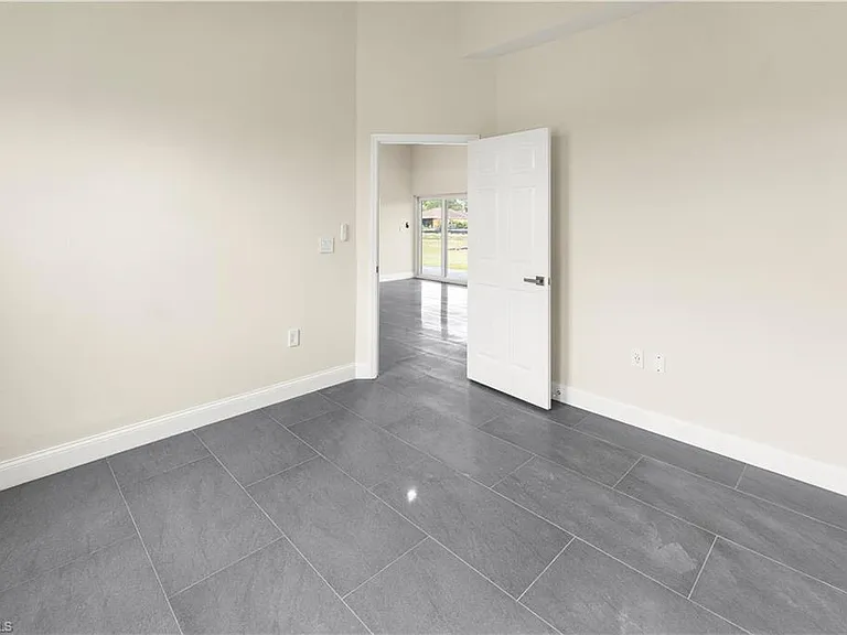 1043 Albert Ave — Photo 16