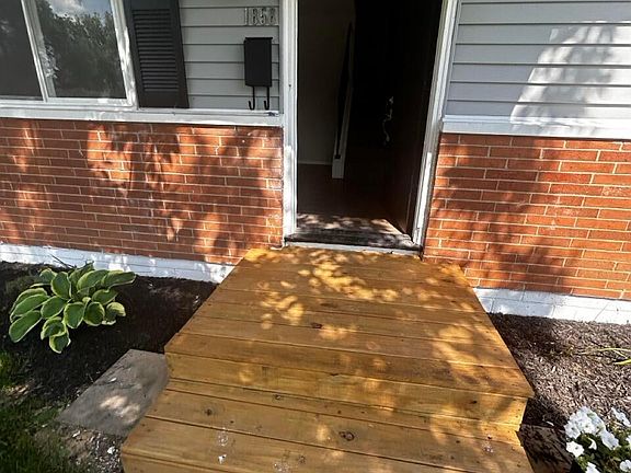 2nd image of 1858 Somerset Ct W