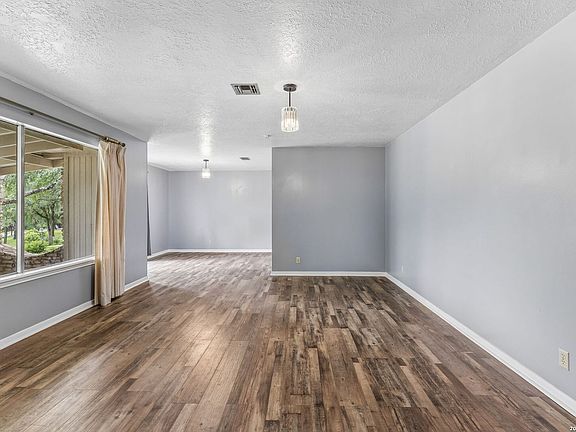 5th image of 108 W LAUREL LN
