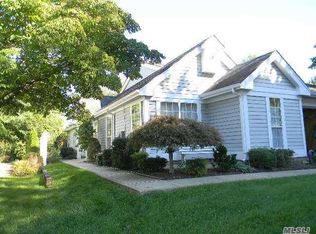 59 Glen Dr, Ridge, NY 11961