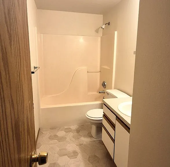 9006 Main St E — Photo 20