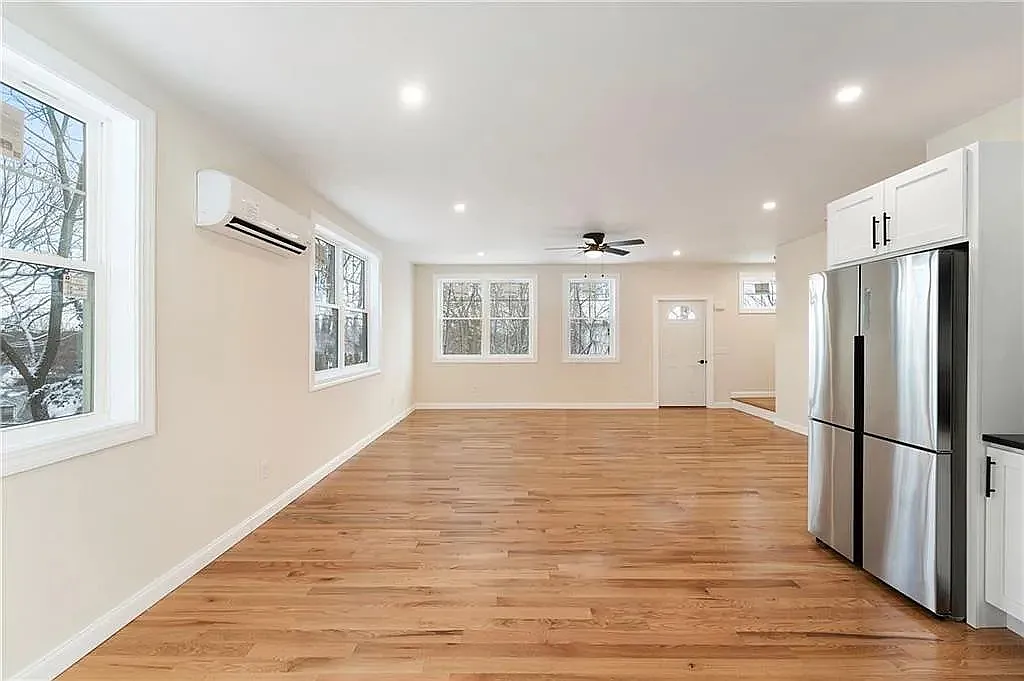 3 bed, 1.5 bath, 2400 sqft, $3,200 — Photo 1