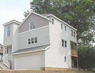 2nd image of 905 Peter St