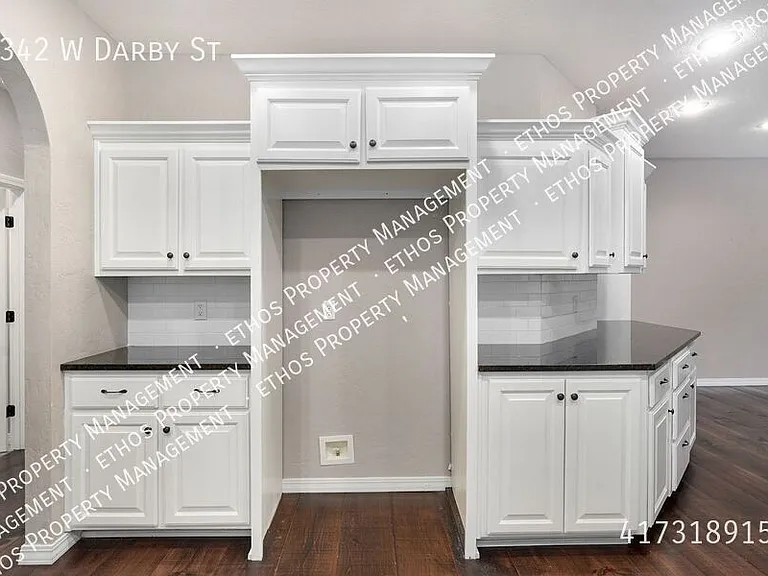 2342 W Darby St — Photo 20