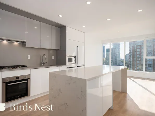 4711 Hazel St #1206, Burnaby, BC V5H 0J9