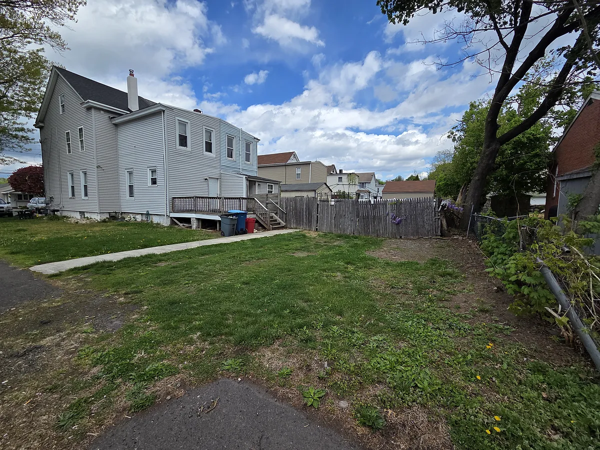 Driveway - 157 Robertson Ave #1