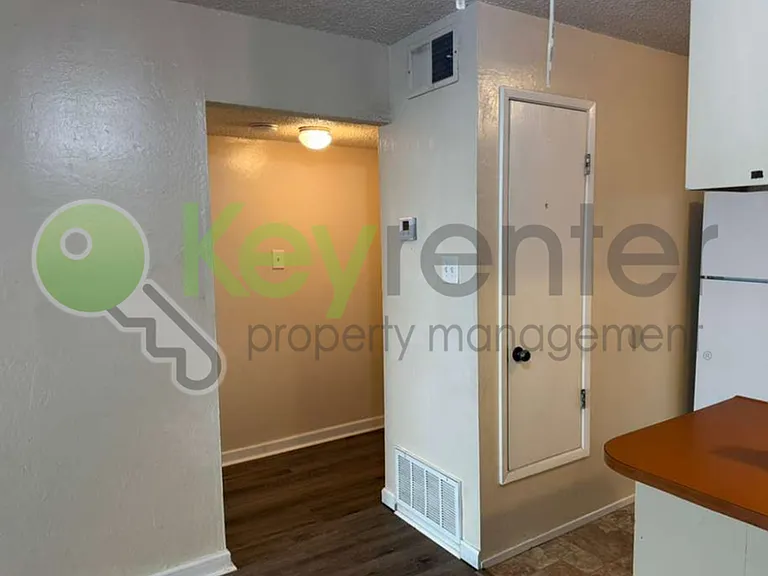 2515 H St #5 — Photo 11