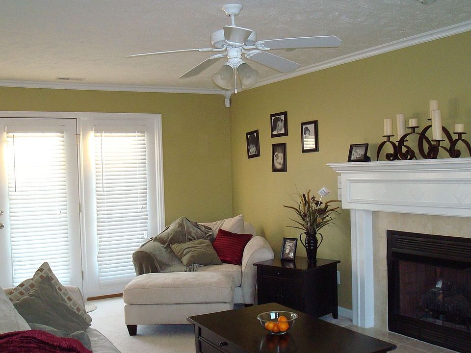 Great Room w/gas log fireplace never used