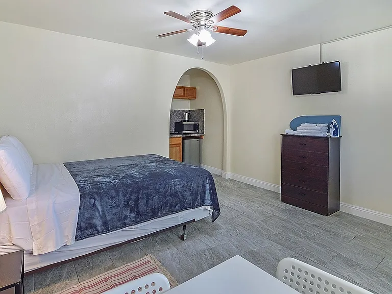 West Adams Studio Apartments — Photo 11