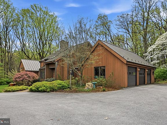3rd image of 834 Newhall Rd