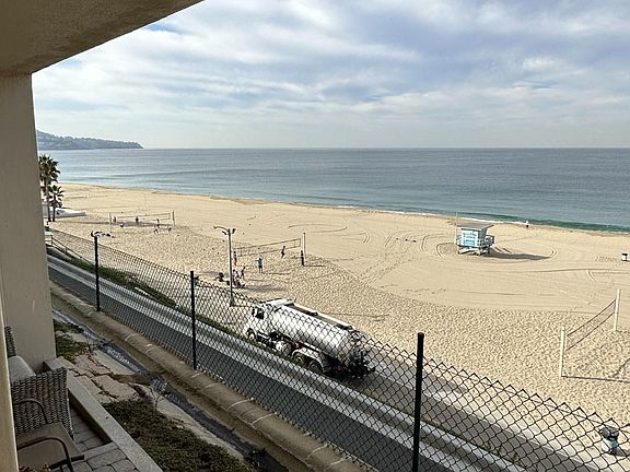 3rd image of 735 Esplanade #G