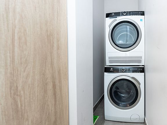 4th image of 978 Kent Ave #2D