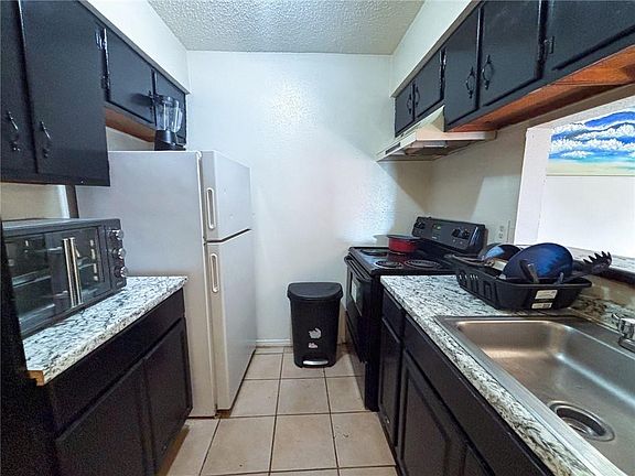 5th image of 3502 Vespasian St #154