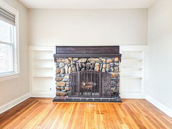 3rd image of 542 Chapel St #4
