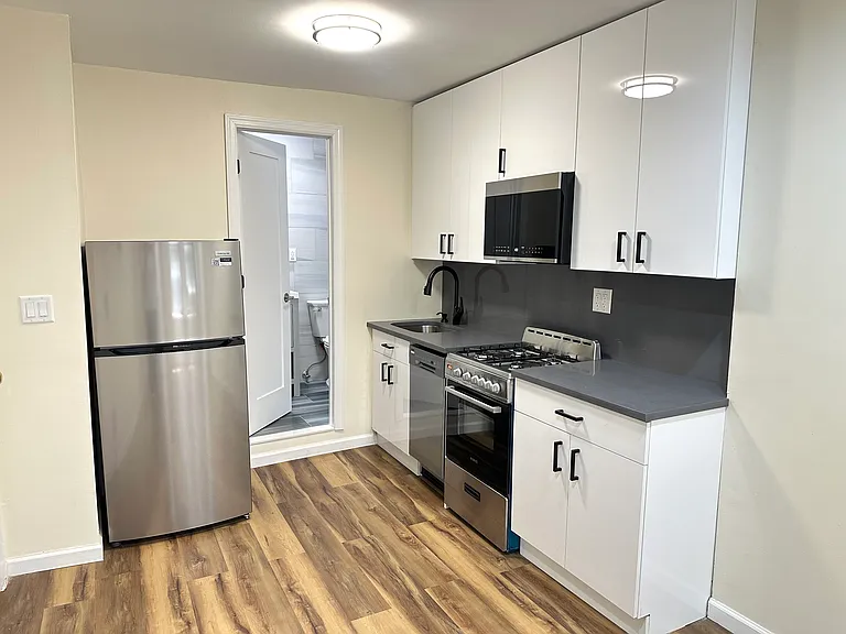 320 E 6th St #1R — Photo 10
