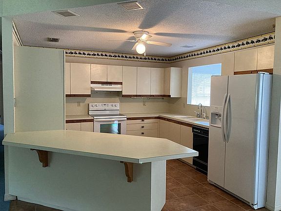 Kitchen with Breakfast Bar