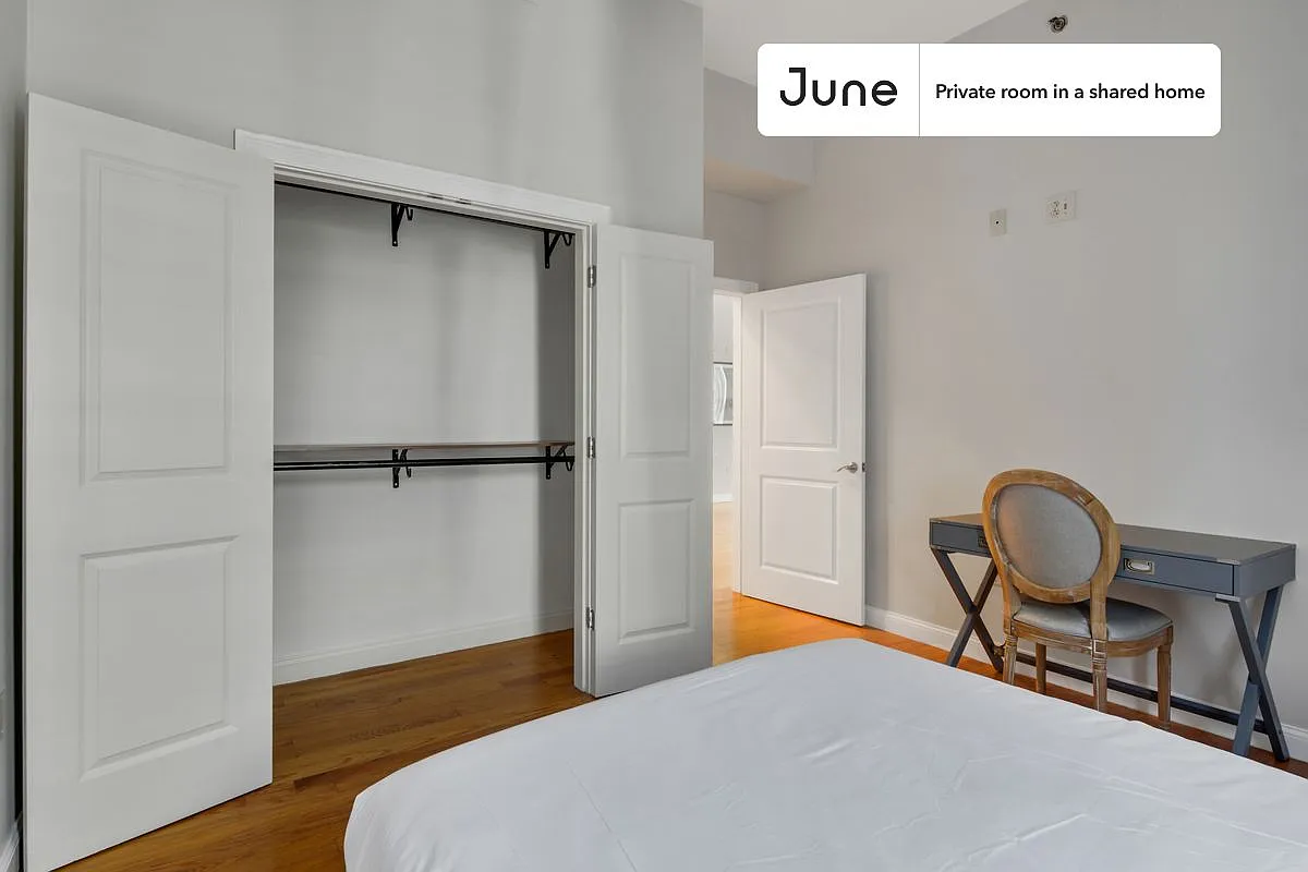 Queen bedroom in 5 bed/2.5 bath home in Roxbury #773 A — Photo 2