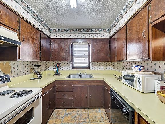 5th image of 2610 Western Hills Dr