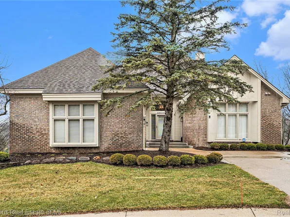 28044 Hickory Cir, Farmington, MI 48331