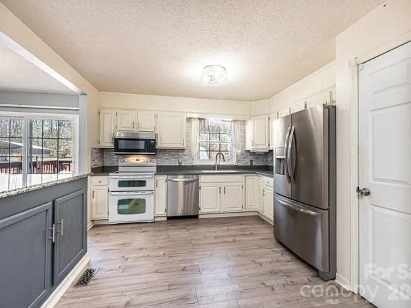2681 Tumbleweed Dr, Lenoir, NC 28645