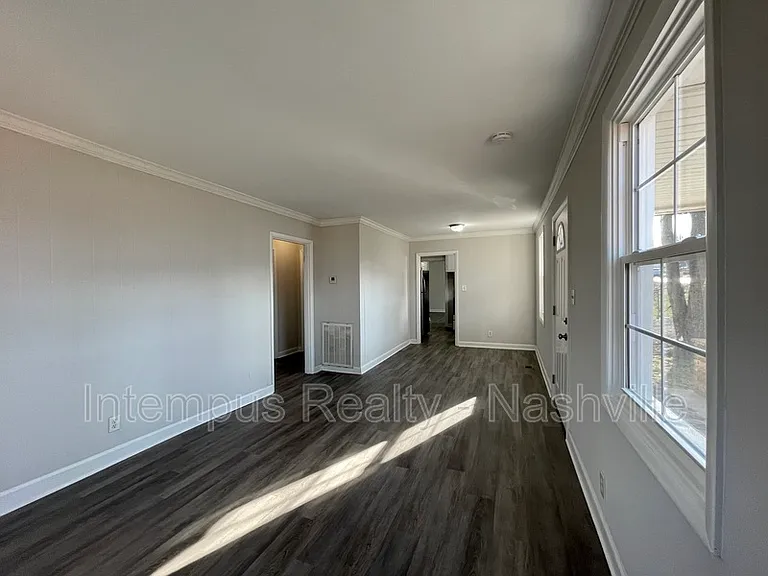 109 W Trinity Ln — Photo 3