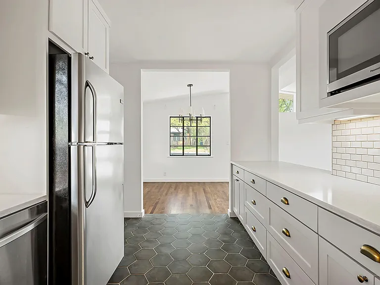 1207 Ridgemont Dr — Photo 3