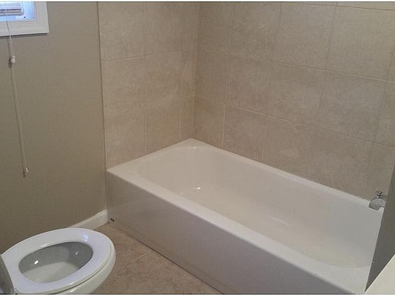 4th image of 356 E Walnut Ln #1