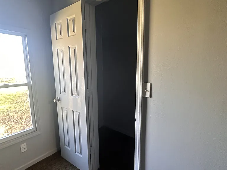 558 Holbrook Ave — Photo 13
