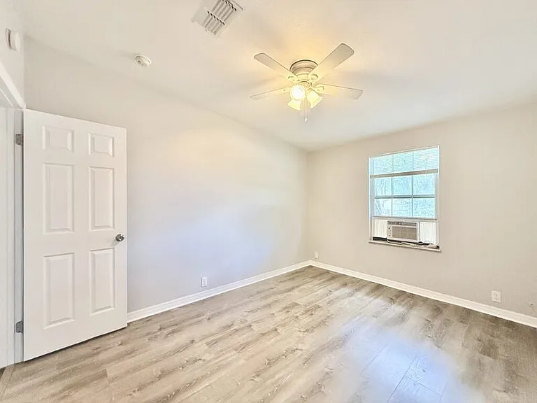 990 E Bay St — Photo 31
