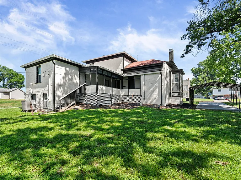 222 W Market St — Photo 3