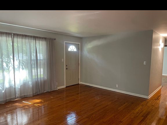 3rd image of 105 Sunset Dr