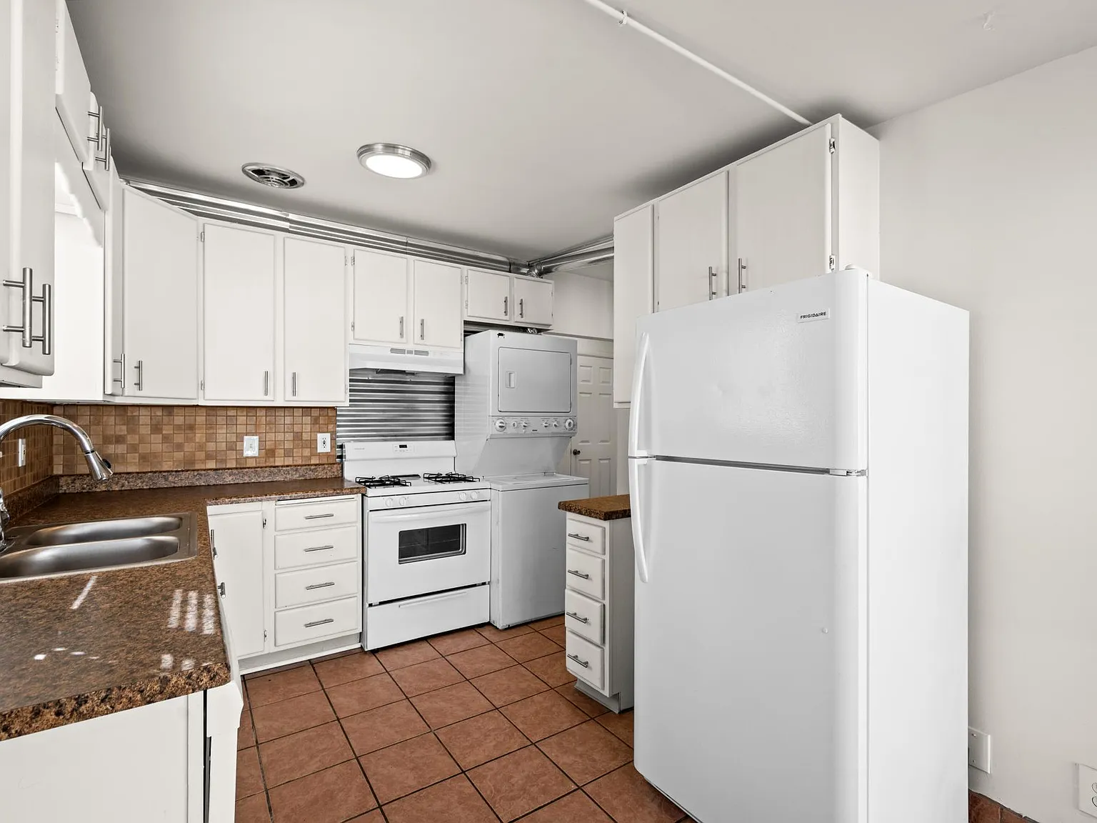 2 bed, 950 sqft, $1,650 — Photo 2