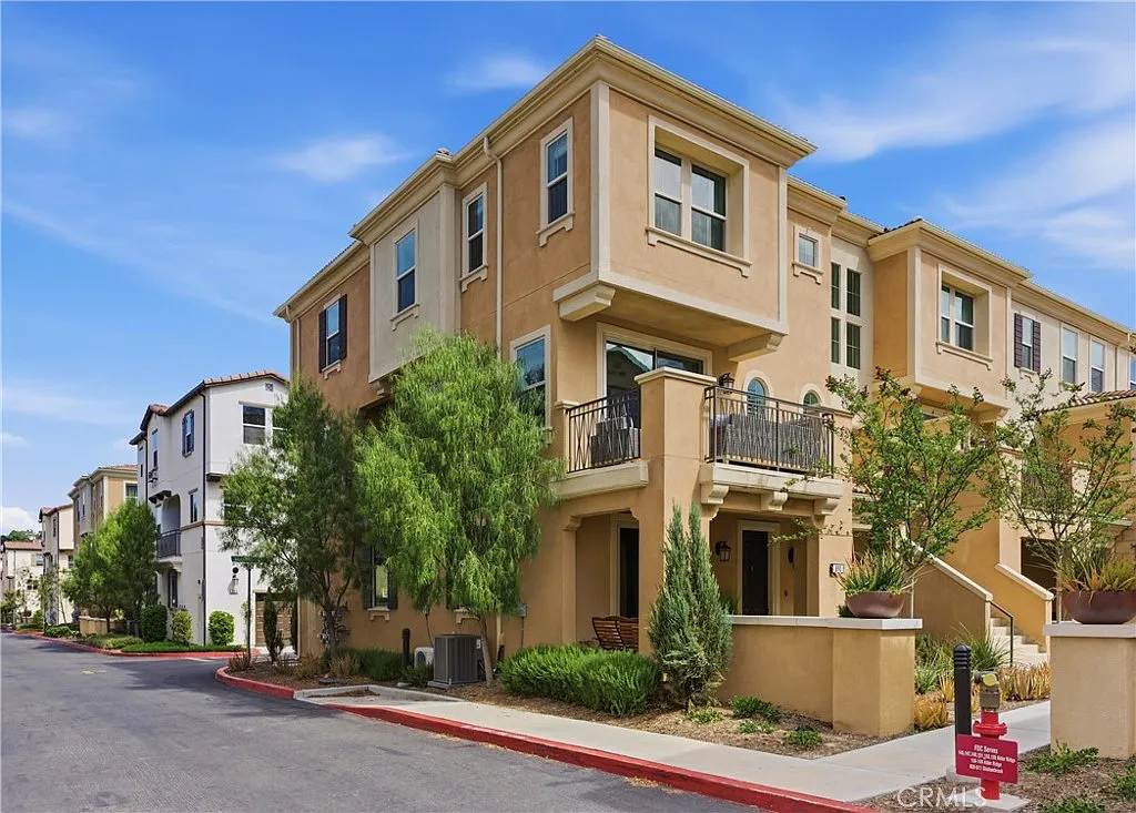 4 bed, 3.5 bath, 2152 sqft, $4,985 — Photo 1