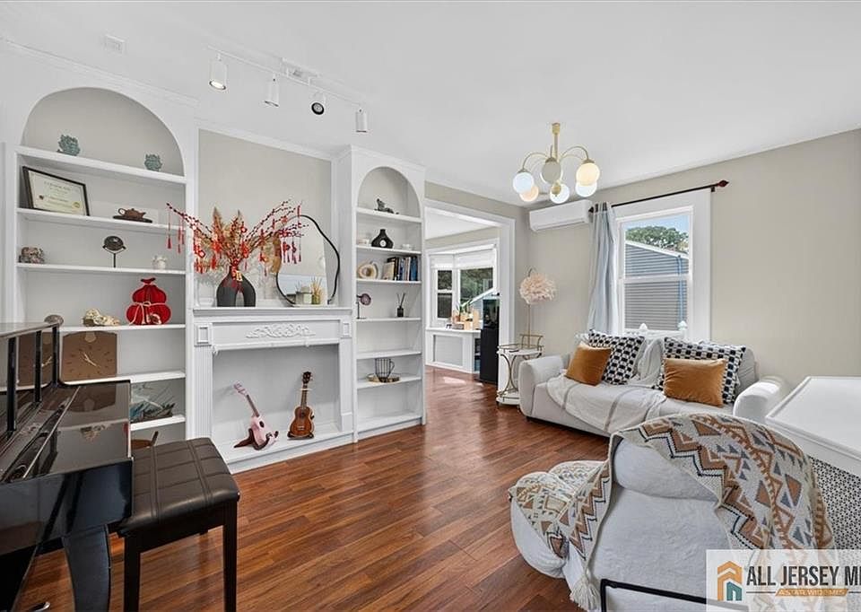 1st image of 59 Lloyd St