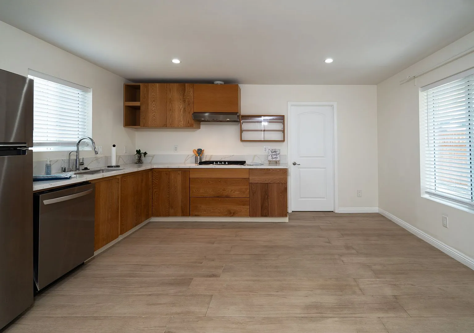 Charming 2 Bedroom 2 Bath Back ADU in Monrovia — Photo 3
