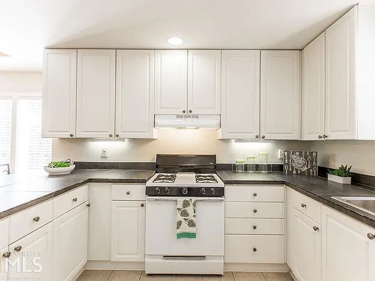 2048 Powers Ferry Trce SE — Photo 1