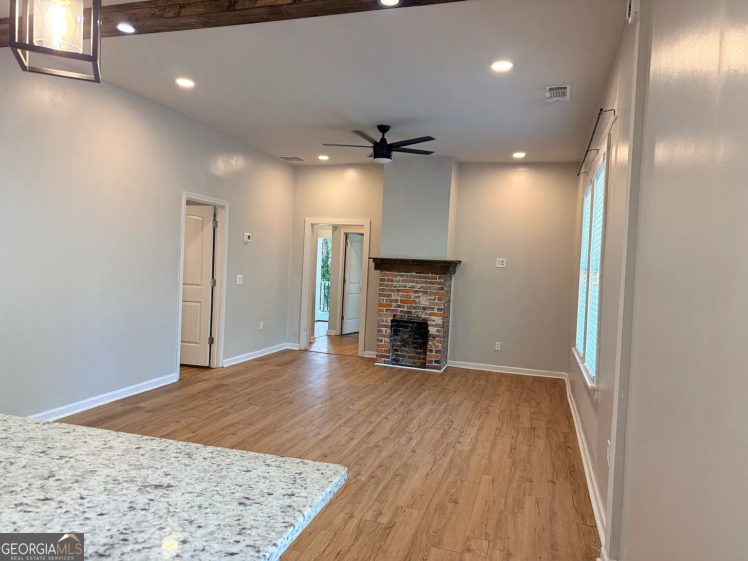 3 bed, 2.0 bath, 1405 sqft, $2,100 — Photo 4