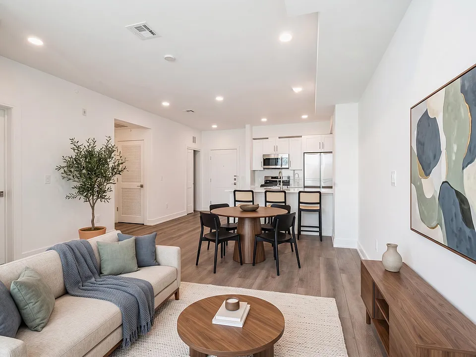 32 Jones St #403