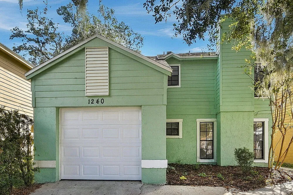 3 bed, 2.5 bath, 1559 sqft, $2,220 — Photo 1