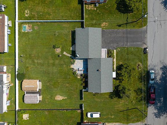 3rd image of 9 Park Circle Dr