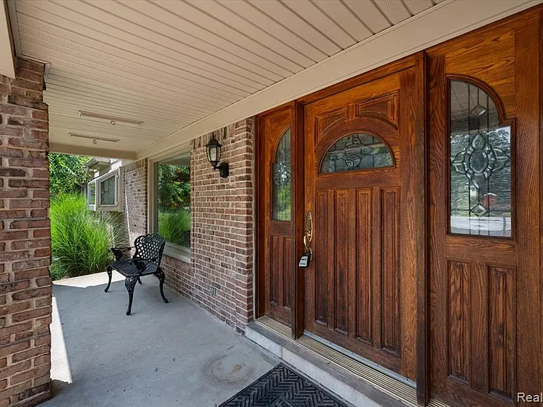 980 Sandhurst Rd — Photo 4