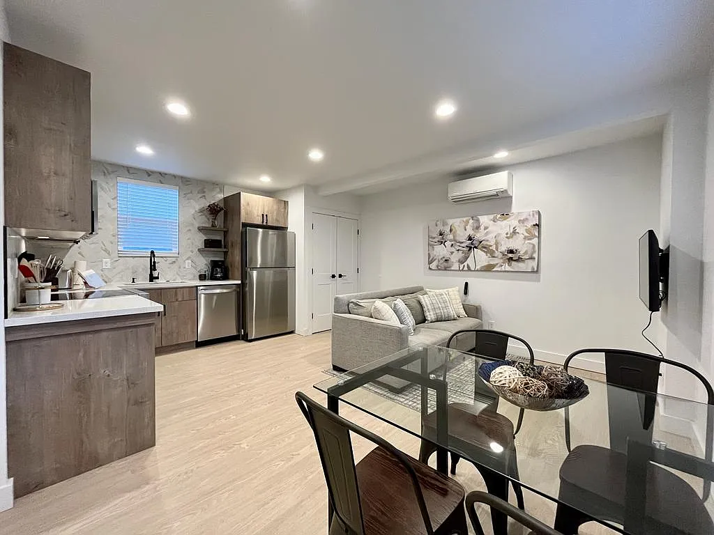 3 bed, 884 sqft, $3,750 — Photo 3