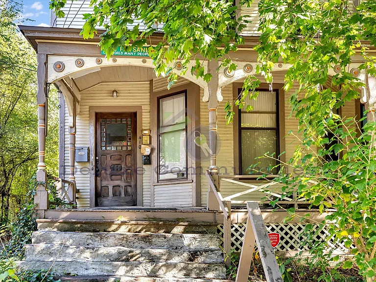 410 Eastern Ave SE — Photo 3